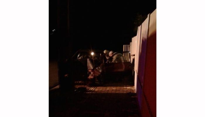 Laranjeiras – Veículo bate em poste e deixa parte da cidade sem luz